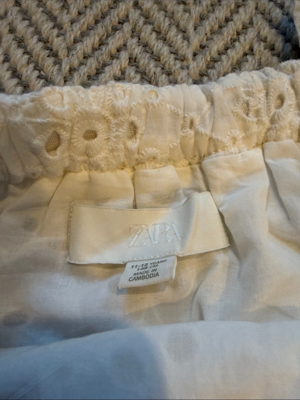 Zara Girls White Eyelet Set - Picture 4 of 4